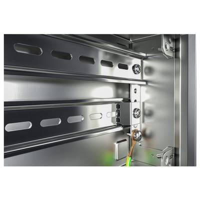 Vue détaillée d'un armoire électrique métallique avec un câble de mise à la terre, des vis de fixation et une surface intérieure brillante.