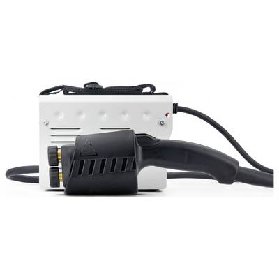 Gros plan d'un connecteur de recharge de véhicule électrique branché sur une unité de recharge, montrant le câble et le matériel du chargeur.