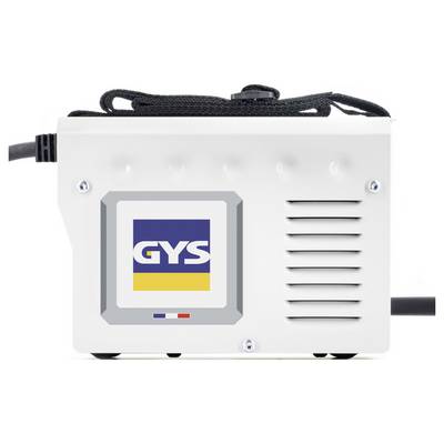 Appareil électrique GYS blanc avec logo frontal, fentes de ventilation, câbles latéraux et sangle de transport sur le dessus, présenté sur un fond uni.