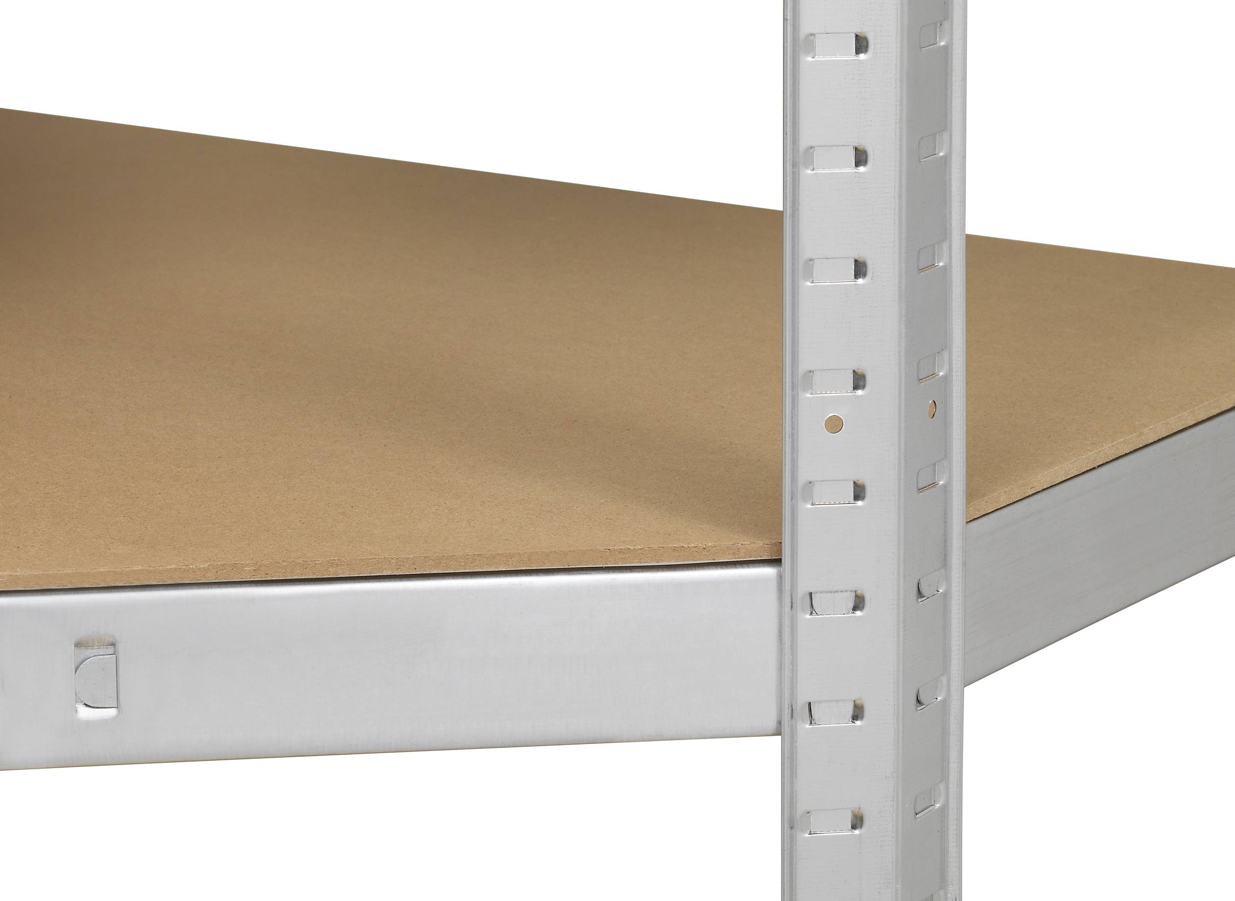 Gros plan sur une étagère métallique avec tablette en panneau de fibres de bois. La structure métallique argentée comporte des trous permettant des étagères ajustables.