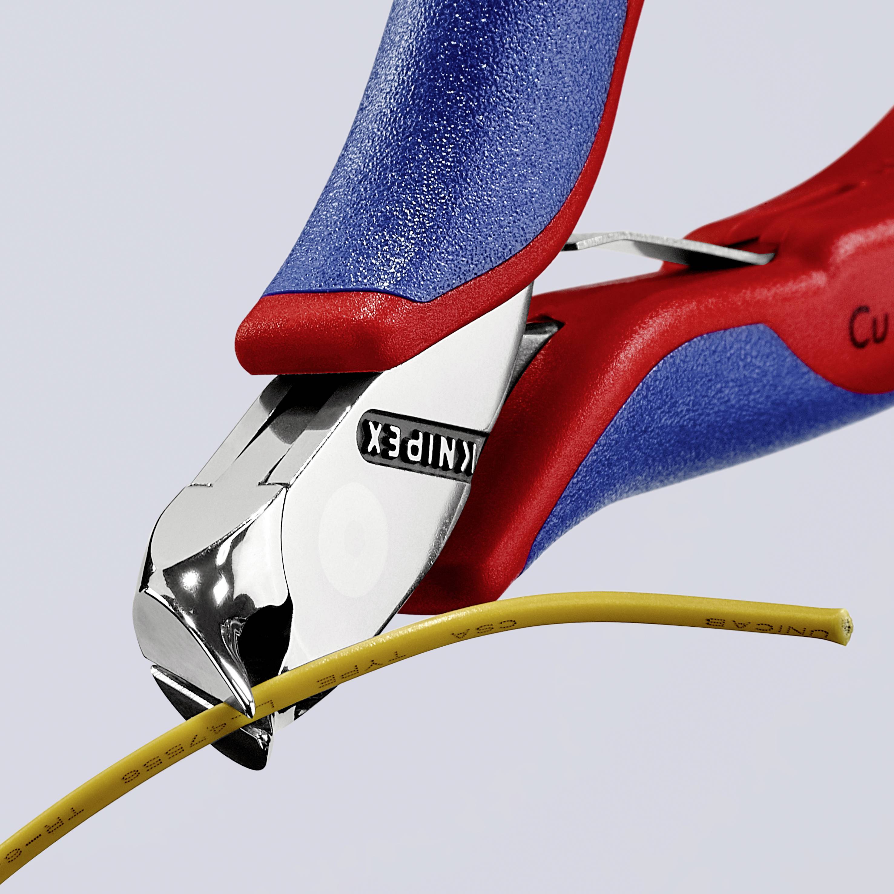 Une pince rouge et bleue coupe un câble jaune. La pince porte l'inscription 'KNIPEX'.