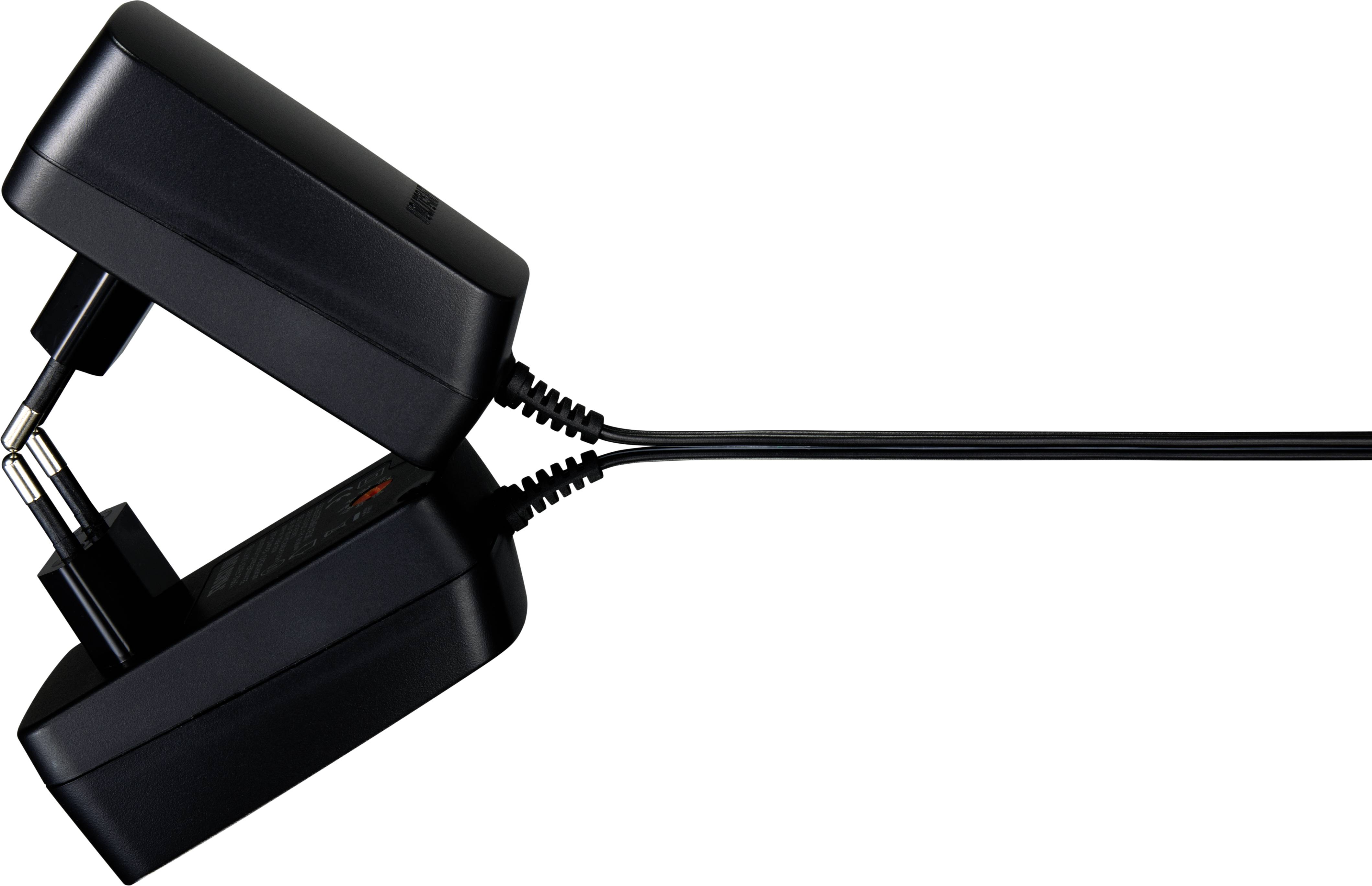 Adaptateur secteur noir avec deux fiches, reliées par un câble, présenté sur un fond blanc.