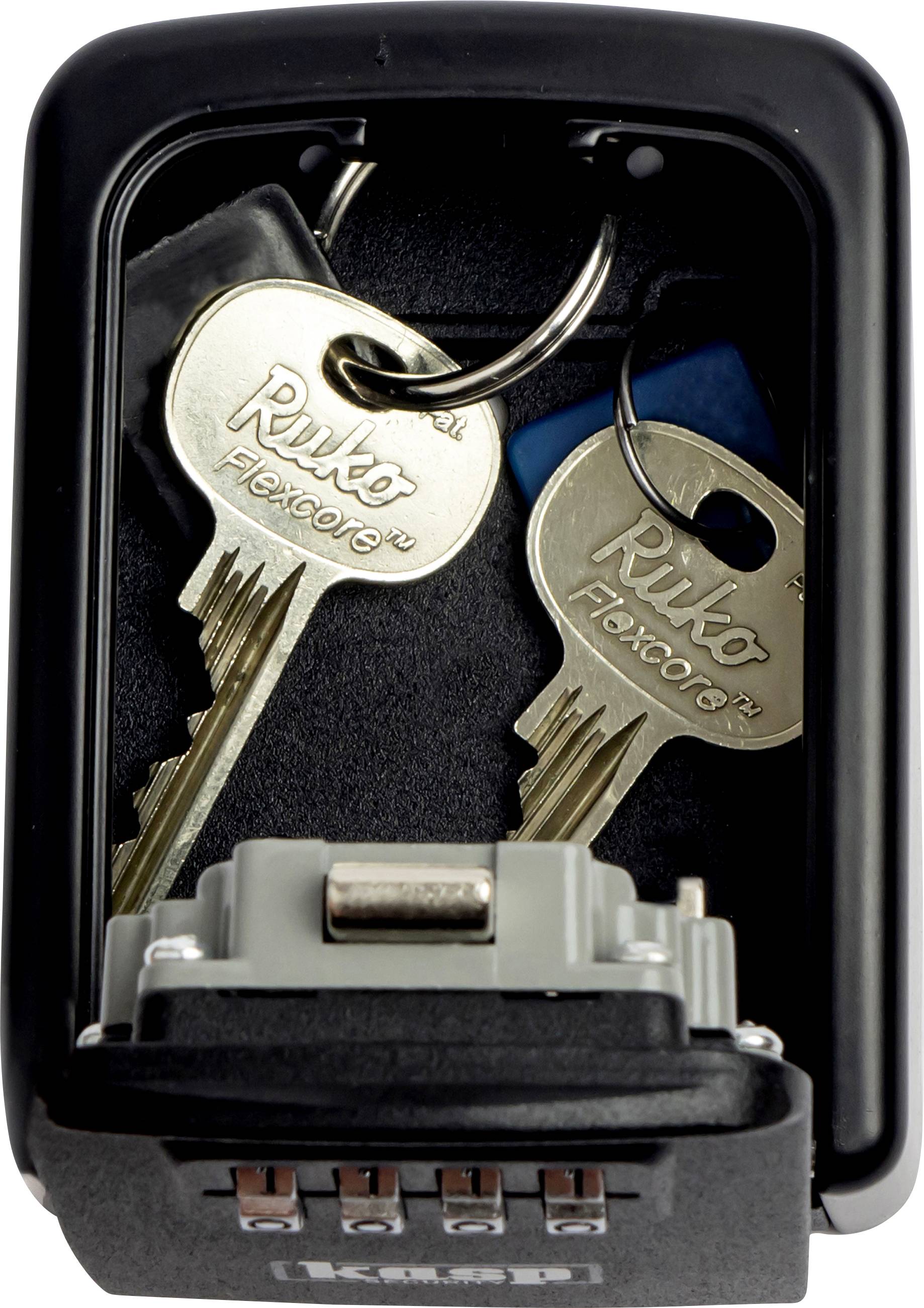 Un coffre-fort ouvert montre deux clés et un objet bleu. Le coffre a un cadenas à quatre chiffres.