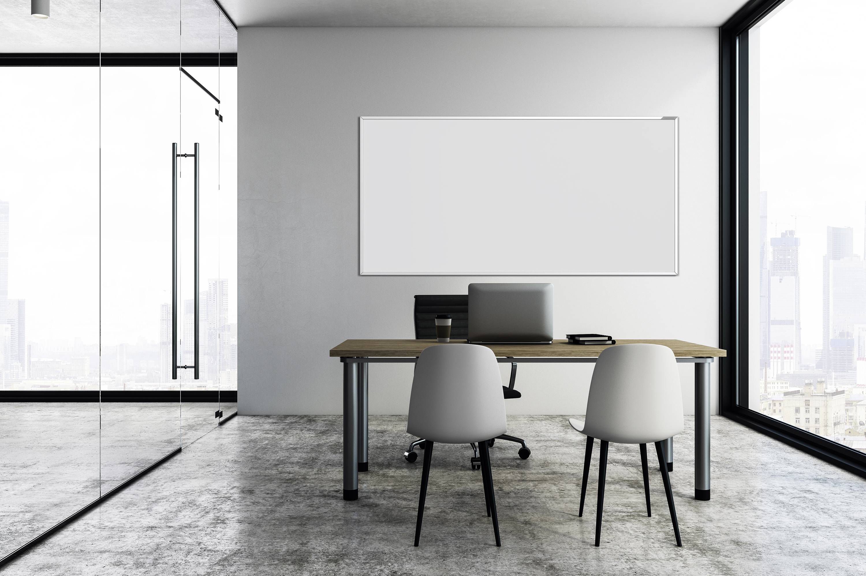 Un bureau moderne avec un bureau, deux chaises blanches, un ordinateur et une grande fenêtre donnant sur une ville.