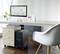 Espace de travail moderne avec un ordinateur sur un bureau, une chaise de bureau, une plante et un calendrier. Intérieur lumineux et minimaliste.
