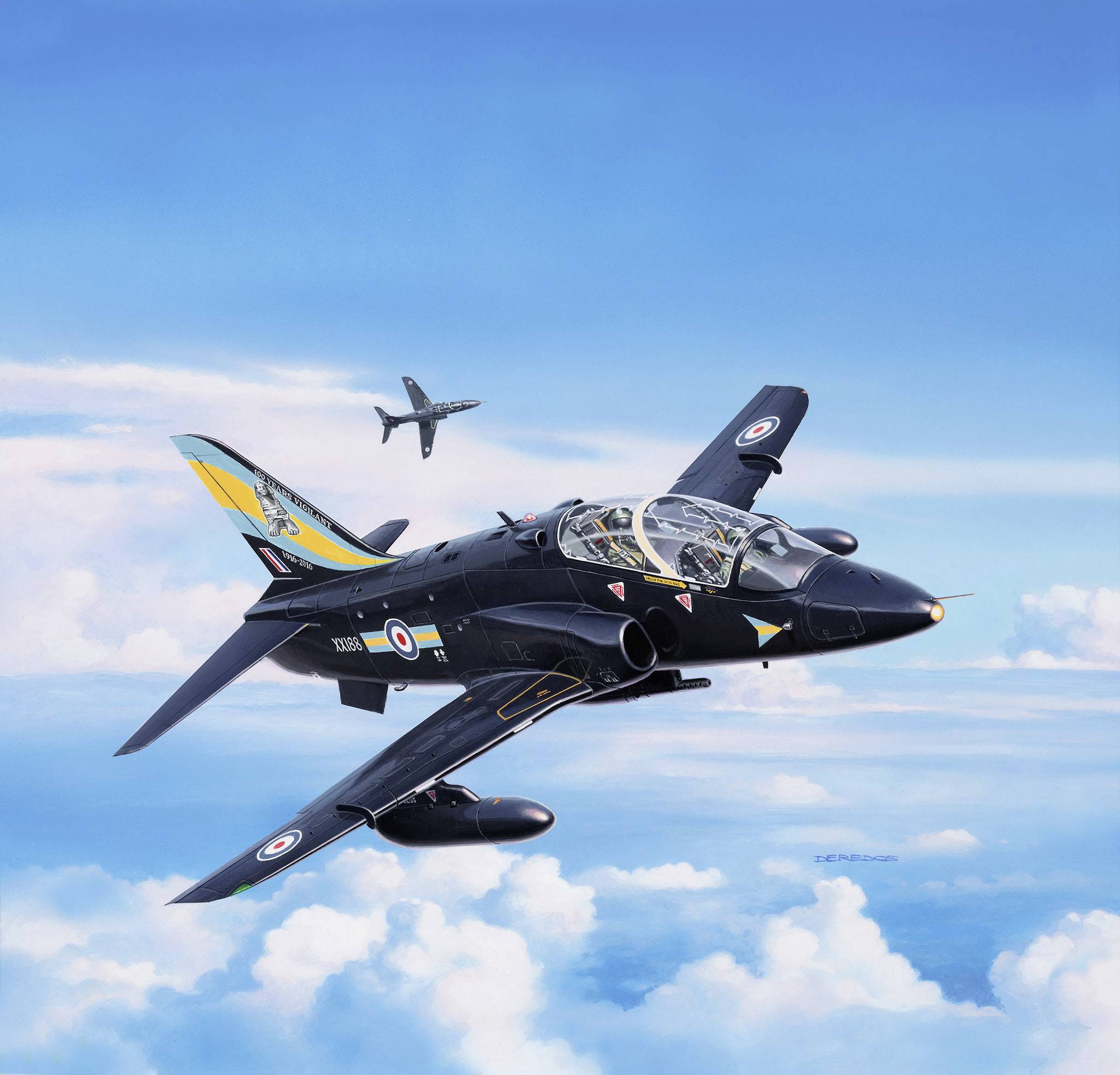 Un avion de chasse noir vole en formation avec un autre en arrière-plan, devant un ciel bleu nuageux.