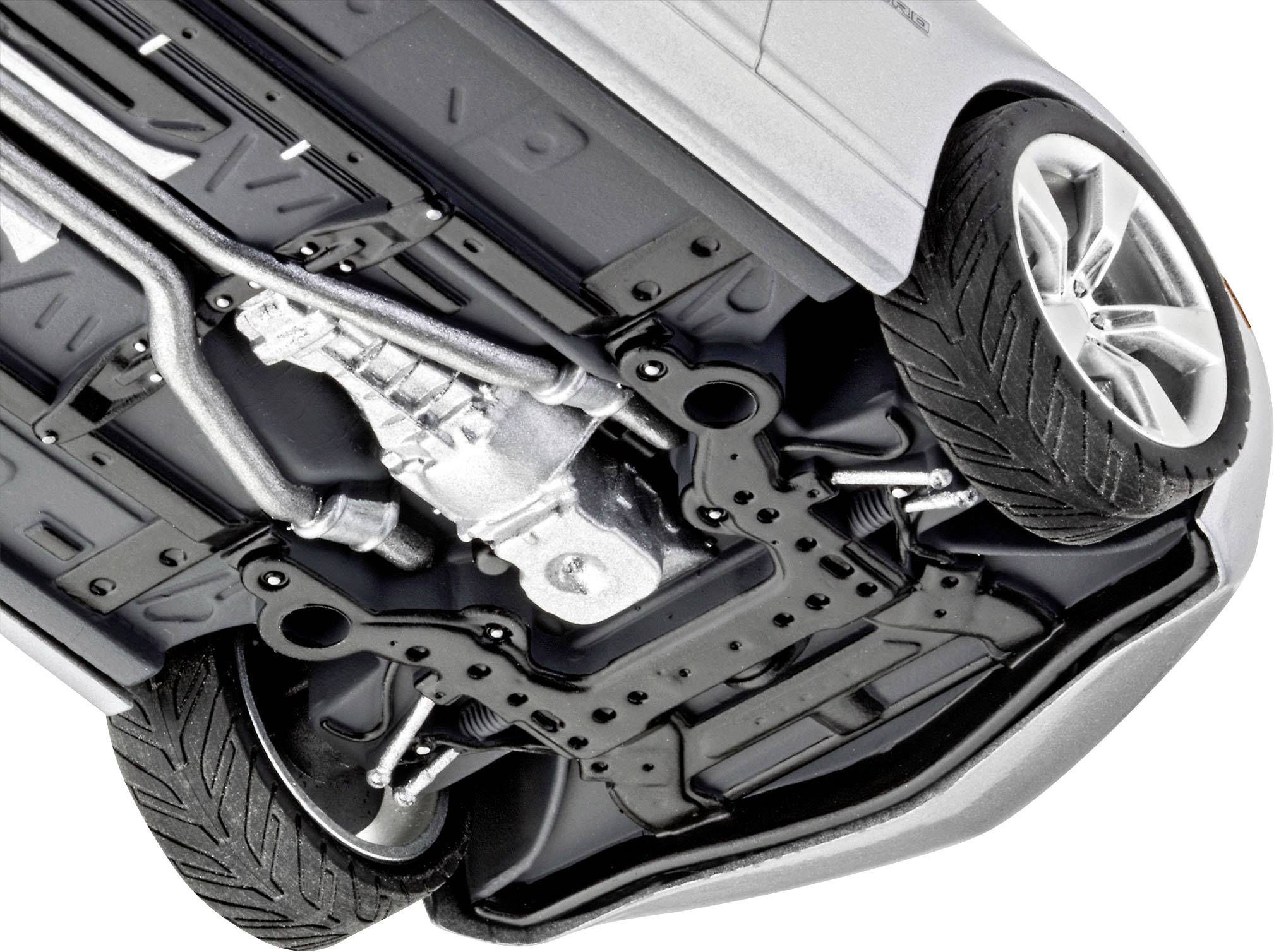 Vue du châssis d'une voiture par en dessous, montrant le système d'échappement, les roues arrière et des éléments de la suspension.