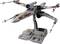 Un modèle de vaisseau X-Wing de 'Star Wars' avec une peinture détaillée et quatre moteurs, monté sur un support gris.