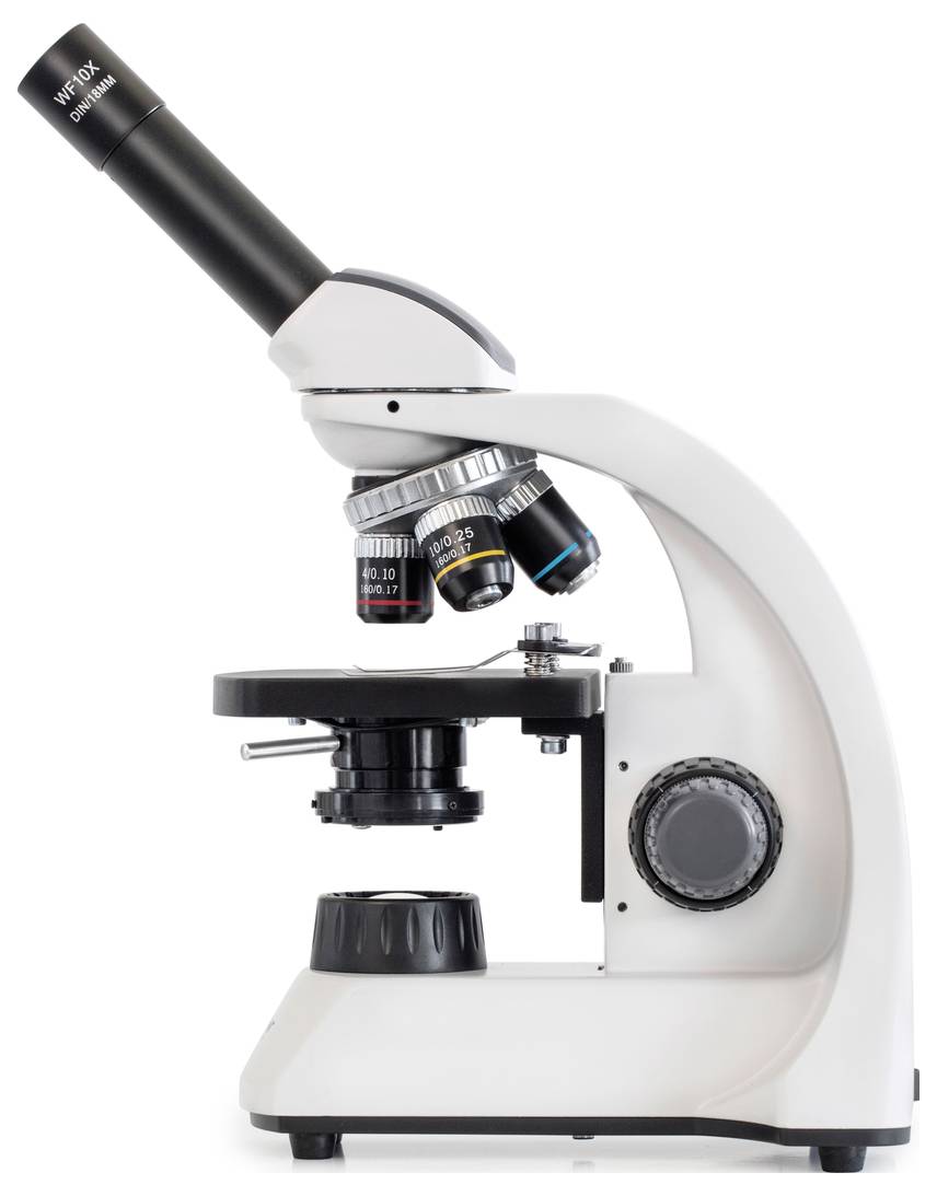 Un microscope de laboratoire blanc avec plusieurs objectifs ajustables, adapté à la grossissement et à l'analyse de petits échantillons.