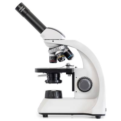 Un microscope blanc avec trois objectifs et une molette de réglage du grossissement, vu de côté, sur un fond blanc.