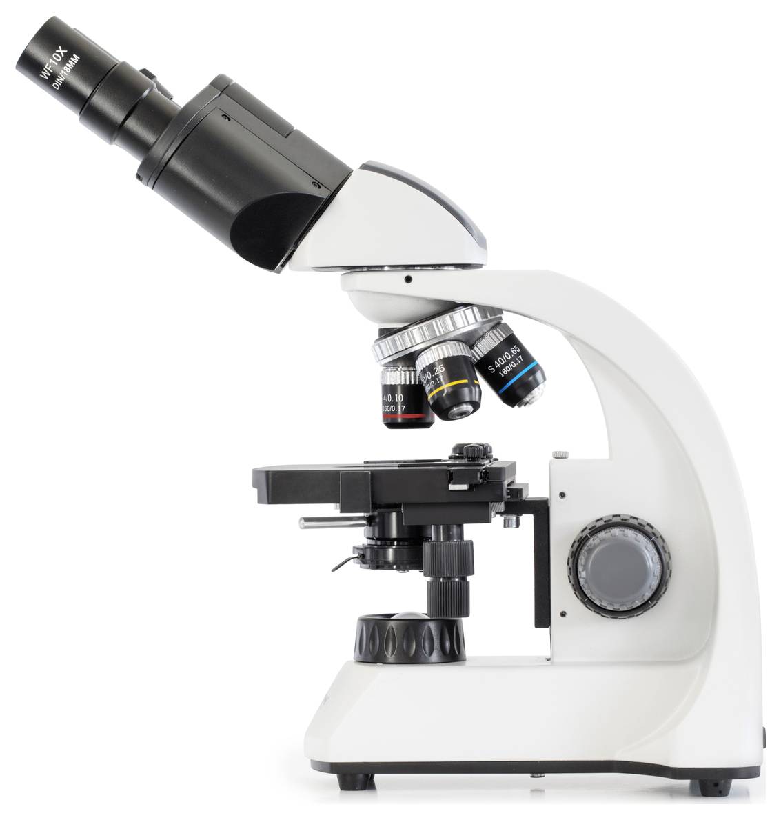 Un microscope blanc avec plusieurs objectifs et un tube oculaire, positionné sur le côté, pour des investigations scientifiques.