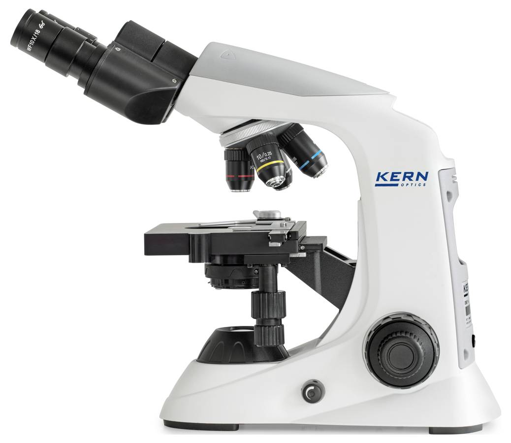 Microscope vu de côté, avec plusieurs objectifs et boutons de réglage visibles. Idéal pour des examens de laboratoire détaillés.