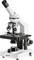 Un microscope de laboratoire blanc avec plusieurs objectifs et oculaires, adapté pour les études et analyses scientifiques.