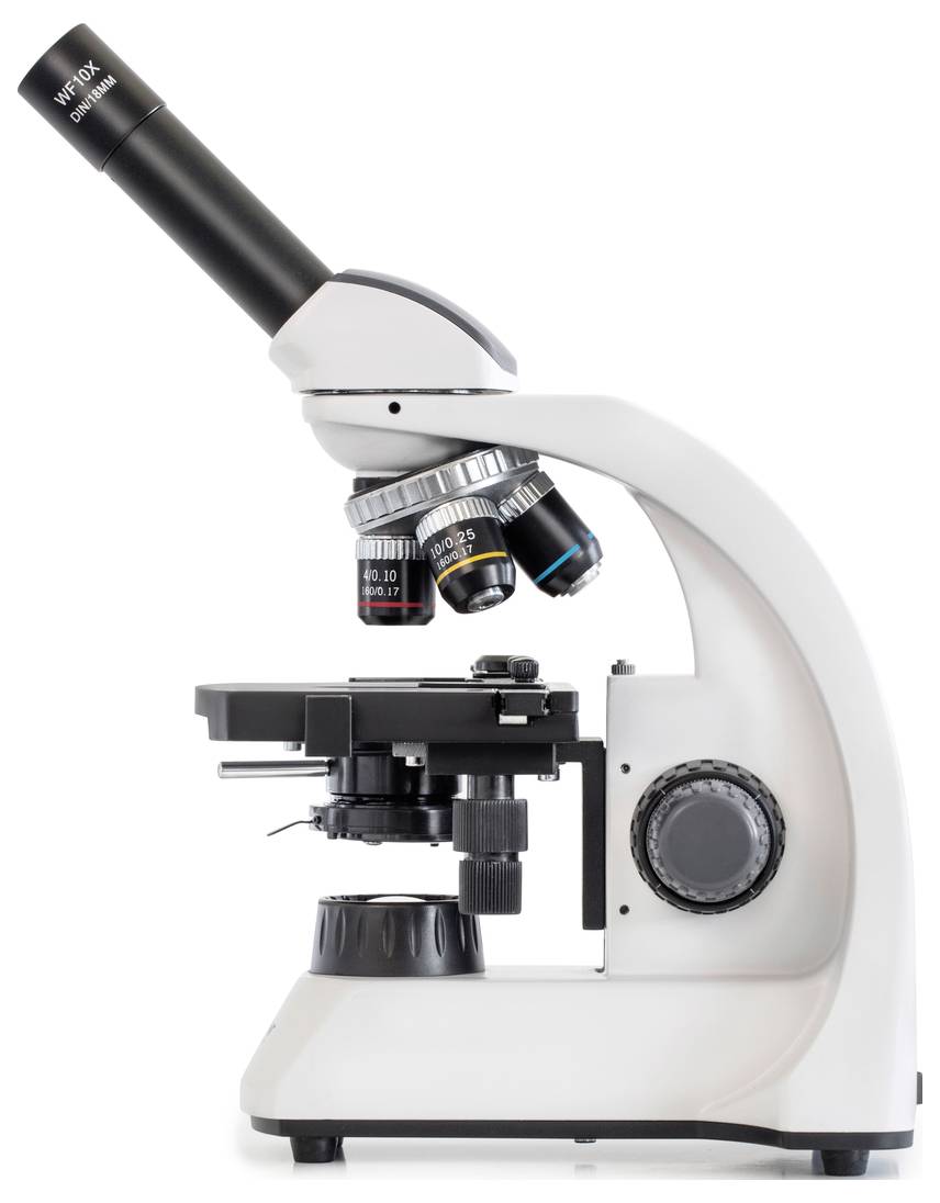 Un microscope blanc doté de plusieurs lentilles de grossissement et d'une molette de mise au point, représenté de côté sur un fond blanc.