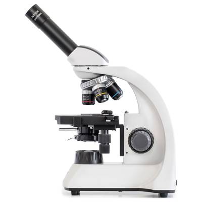 Un microscope blanc doté de plusieurs lentilles de grossissement et d'une molette de mise au point, représenté de côté sur un fond blanc.