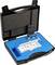 Une valise noire ouverte avec un insert en mousse bleue, contenant des masses de précision et un compartiment avec des poids plus petits.