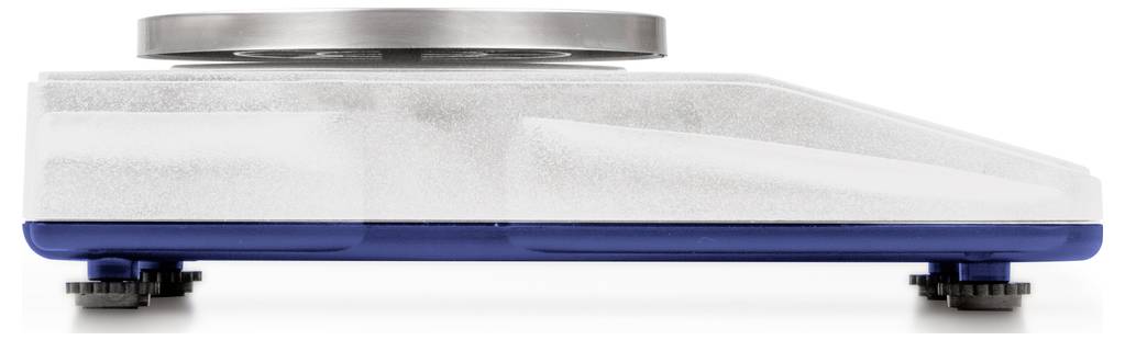 Vue latérale d'une balance de cuisine numérique avec base bleue et surface de pesée argentée sur une plateforme transparente.