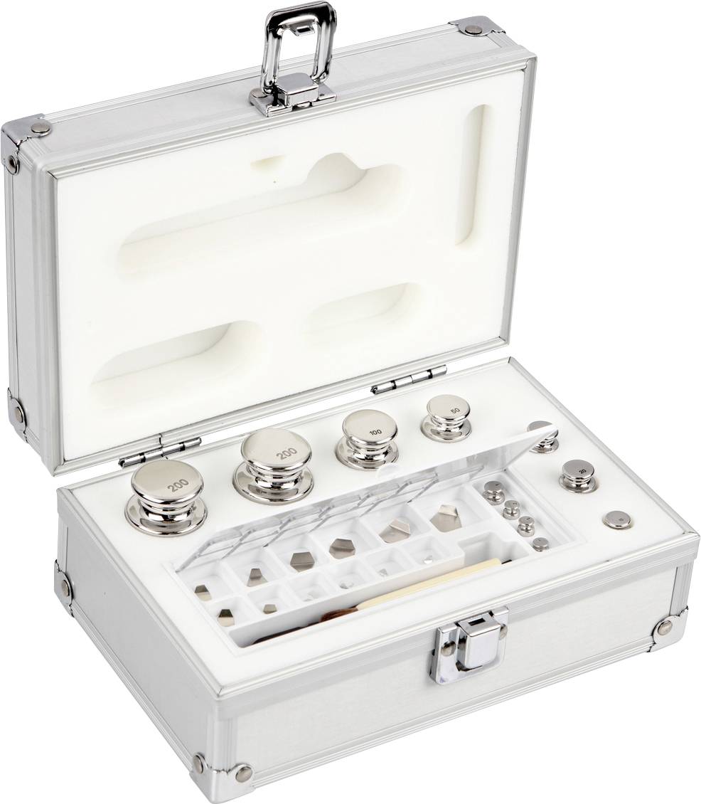 Un ensemble de poids de précision en argent ouvert, comprenant différents poids et accessoires, rangé dans un compartiment en mousse pour un rangement sécurisé.