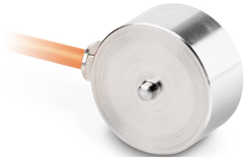 Un capteur cylindrique argenté avec un câble orange. Le capteur a une surface plate et est fabriqué en métal.