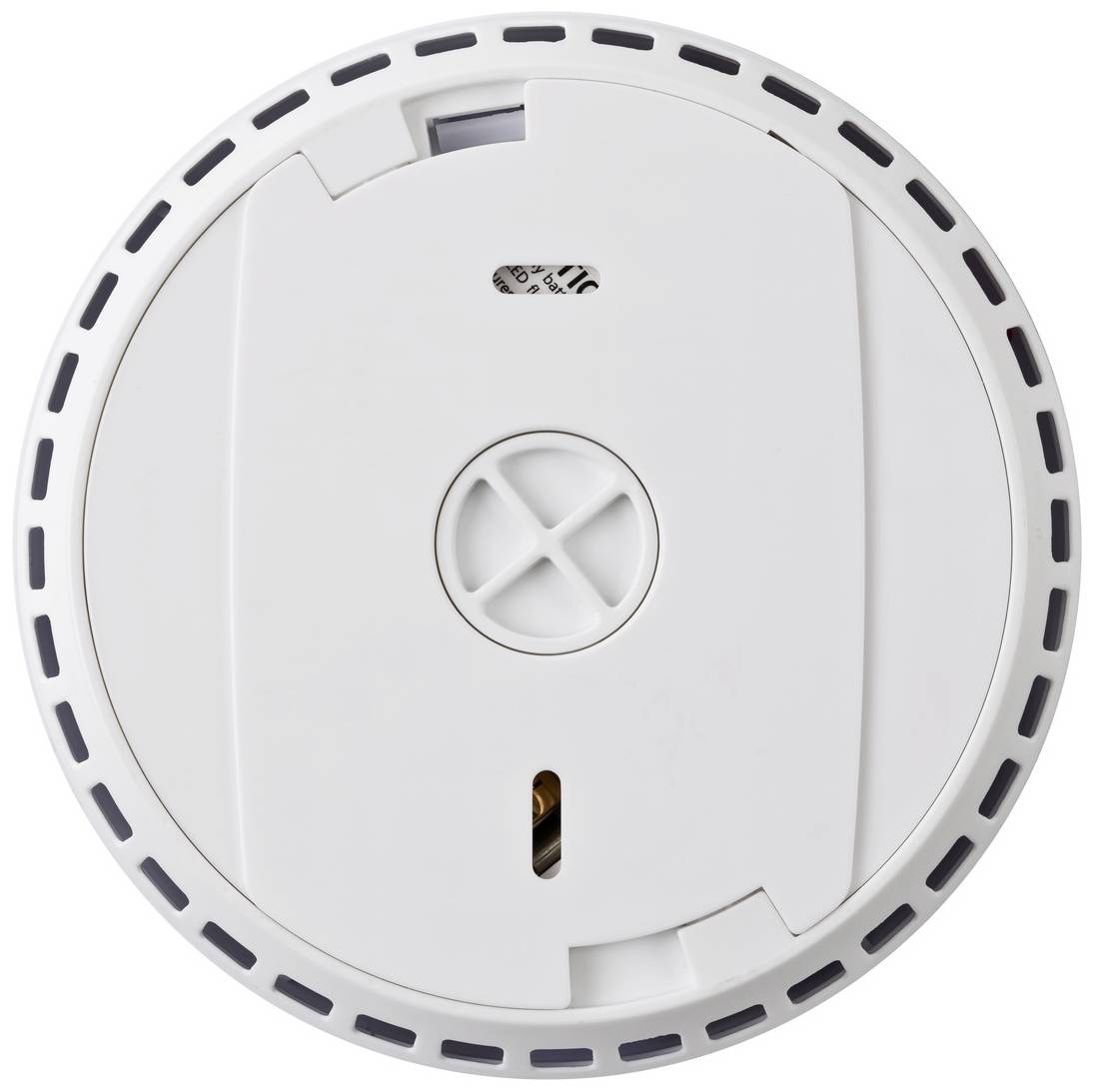 Détecteur de fumée vu de dessous avec compartiment à pile et orifices de ventilation, principalement blanc.