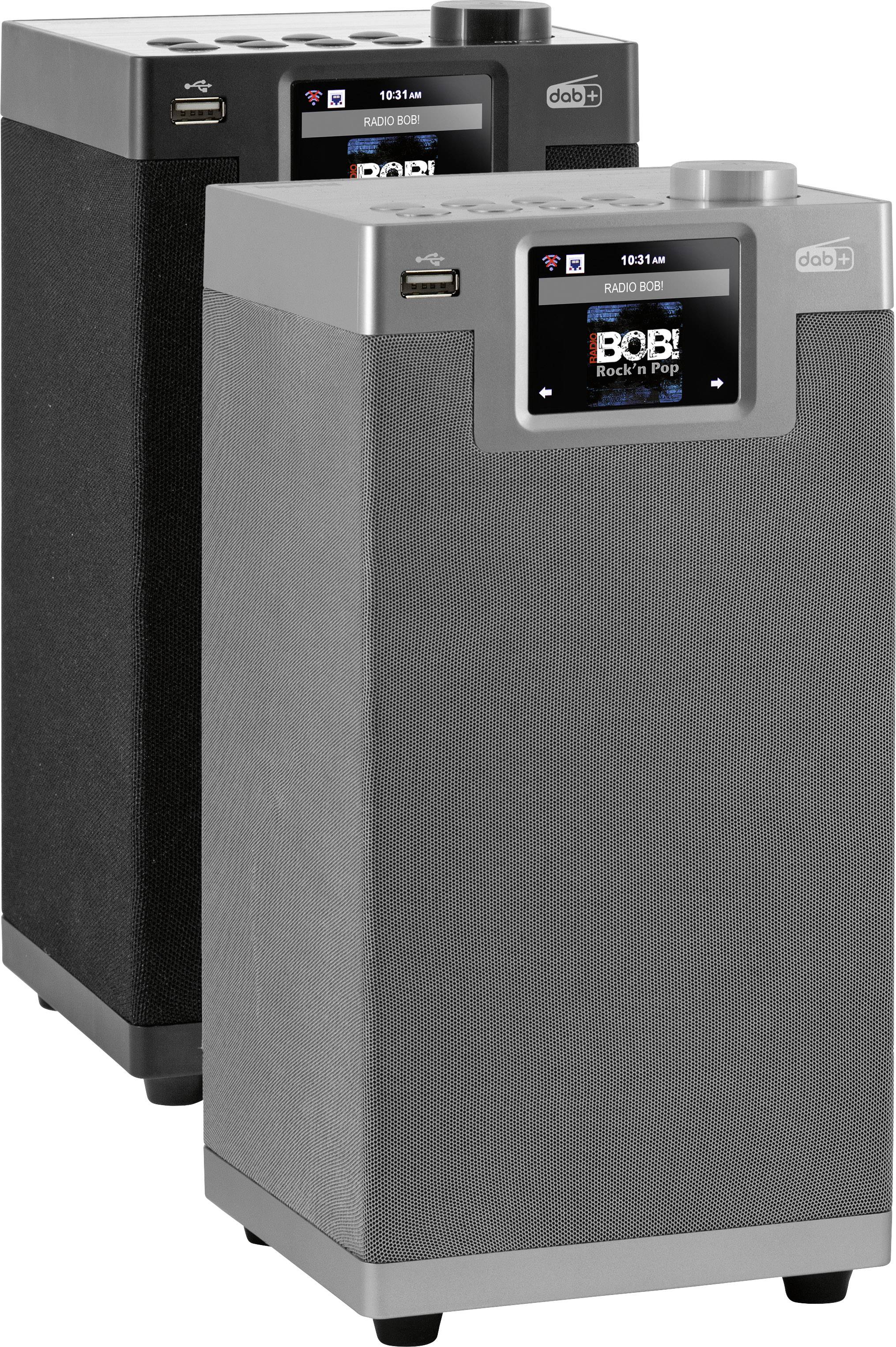 Deux enceintes grises avec de petits écrans affichant des informations de stations de radio. L'enceinte avant affiche 'BOB! Rock'n Pop'.
