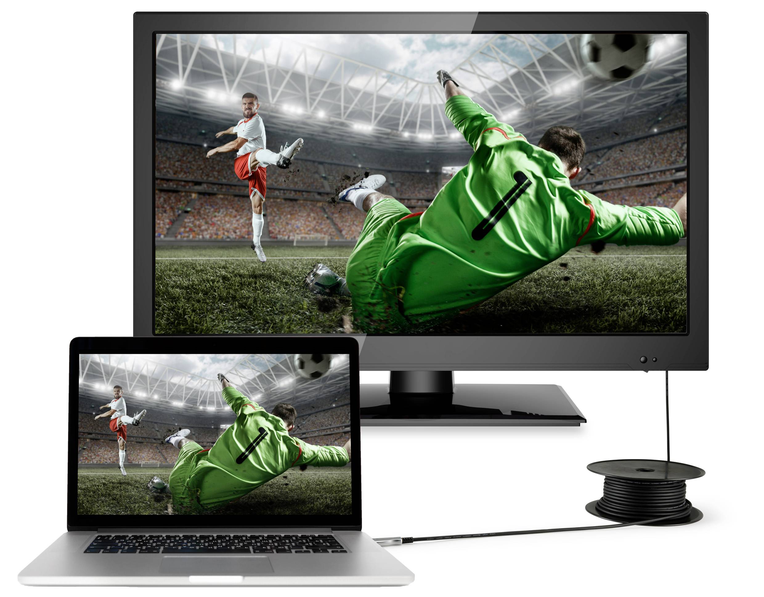 Un ordinateur portable est connecté à un téléviseur, tous deux affichant un match de football avec un gardien de but qui repousse un ballon.