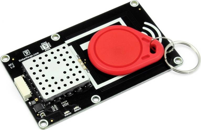 Une carte de circuit imprimé RFID avec une étiquette RFID rouge dessus. La carte a des connexions et affiche un logo NFC (Near Field Communication).