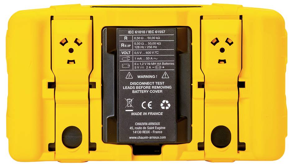 Un appareil de mesure électrique jaune avec deux prises et un couvercle central. Inscription : « IEC 61010 / IEC 61557 ».