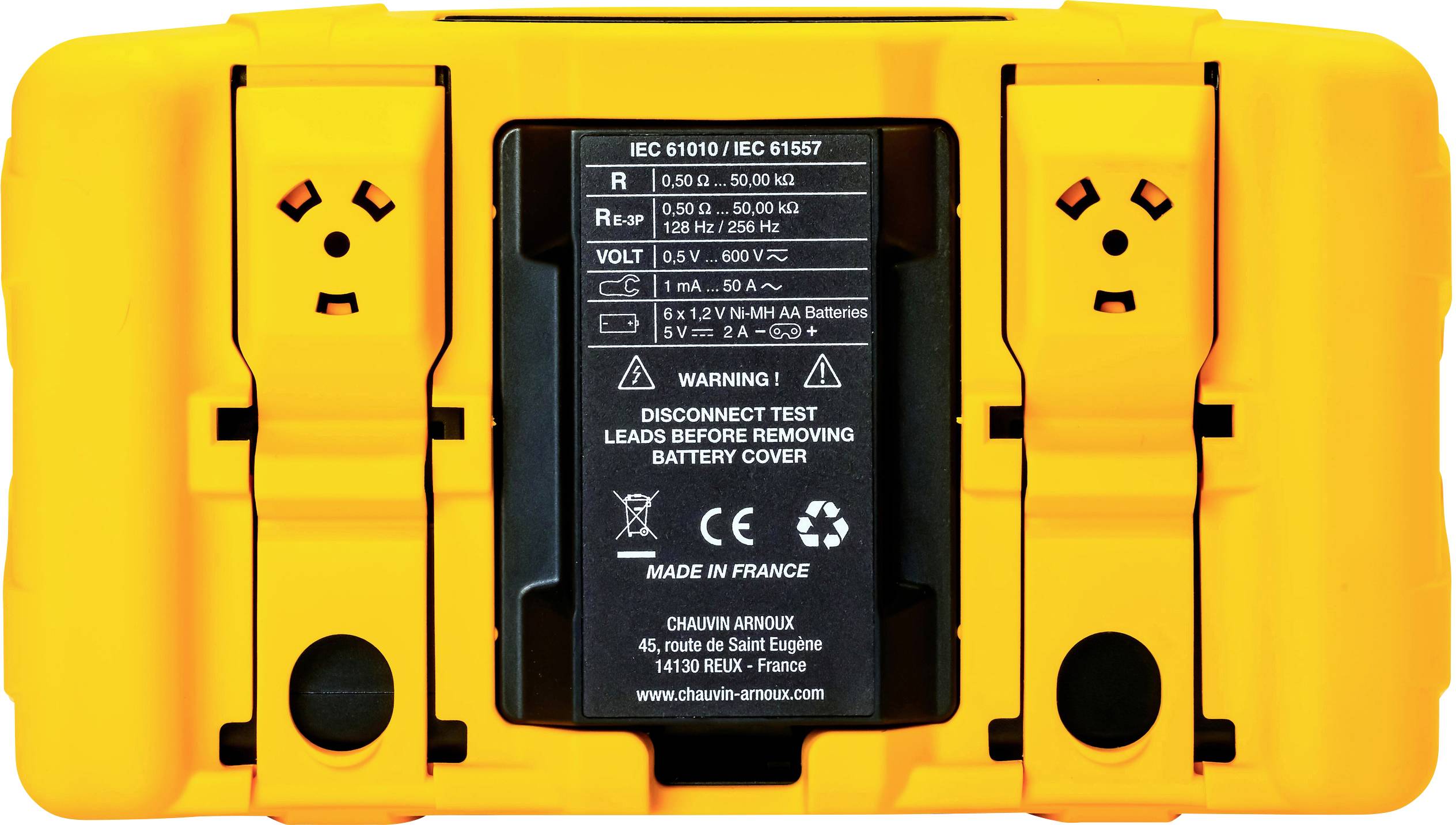 Appareil de test électrique jaune vu de dos, avec avertissements de sécurité et connexions. Fabriqué en France.
