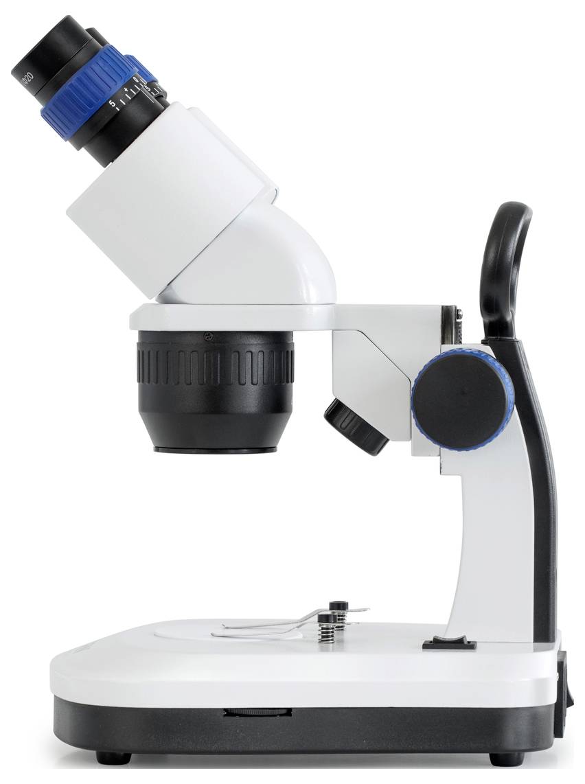 Un microscope blanc avec un objectif noir et bleu est dressé devant un fond blanc. Il semble prêt à être utilisé.