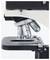Un microscope doté d'objectifs réglables, utilisé pour grossir des échantillons sur une platine porte-objet.
