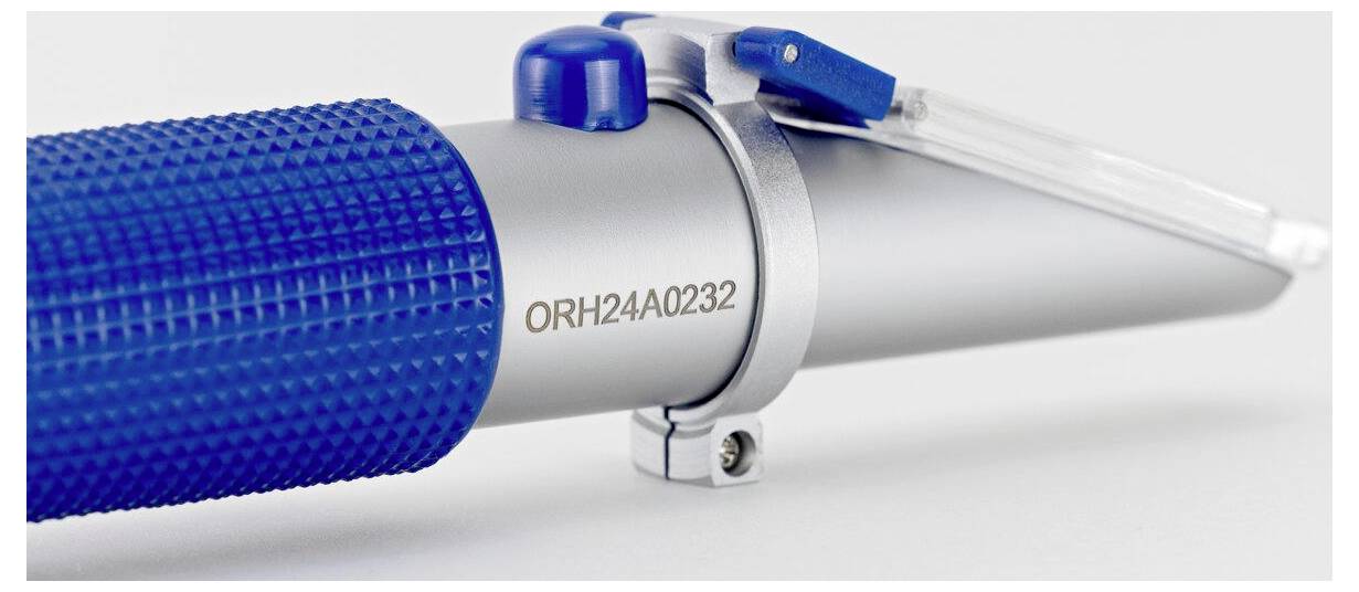 Stylo bleu et argenté avec une prise texturée et portant la gravure 'ORH24A0232' sur le côté. Une pointe transparente est fixée au sommet.