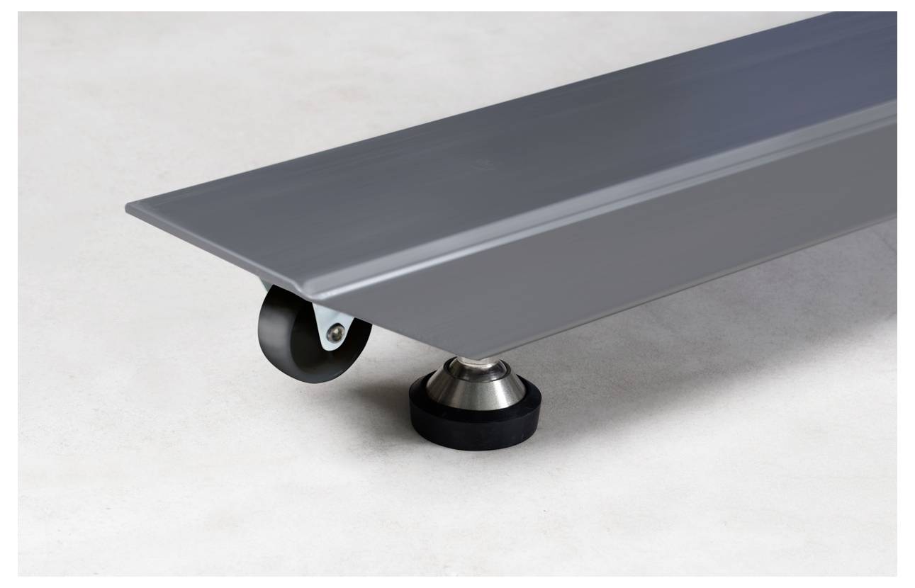 Une plaque métallique avec un rouleau et un socle rond sur un fond gris. Adaptée pour la stabilisation et la mobilité.