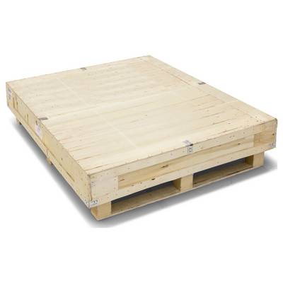Grande caisse en bois sur une palette, adaptée au transport ou au stockage d'objets lourds.