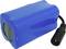 Une batterie bleue rectangulaire avec un câble de connexion noir et une fiche ronde sur un fond blanc.