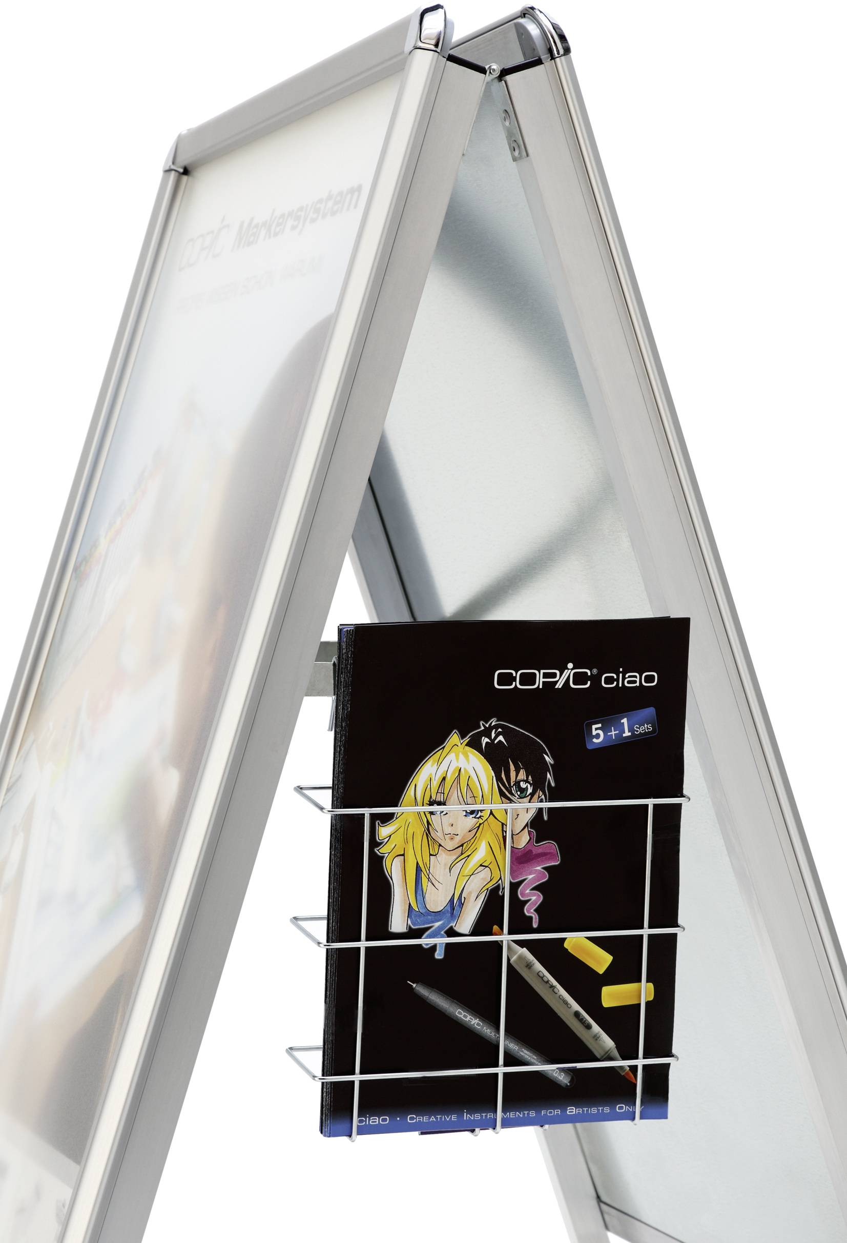 Un présentoir argenté contenant des brochures publicitaires, dont une avec un dessin d'un visage souriant et portant l'inscription 'COPIC ciao'.