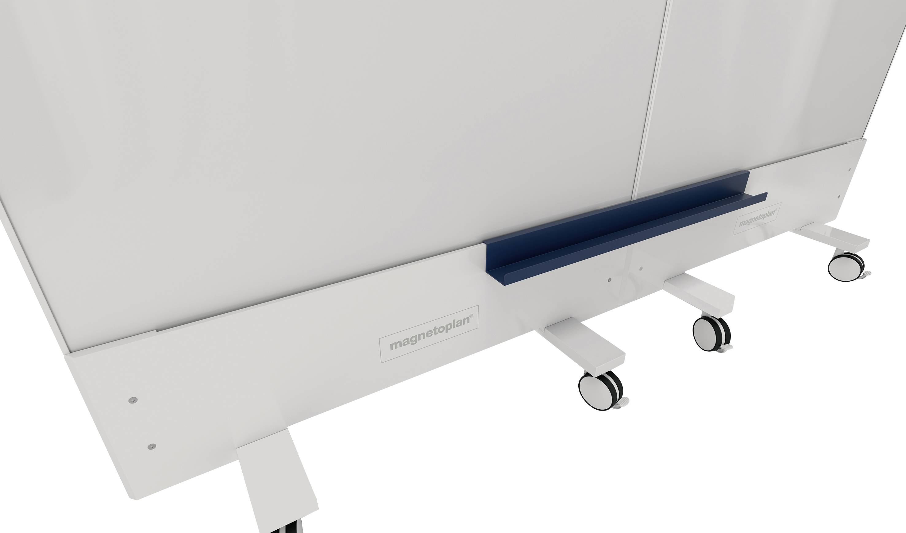 Partie inférieure d'un tableau blanc mobile sur roulettes avec un compartiment de rangement bleu.