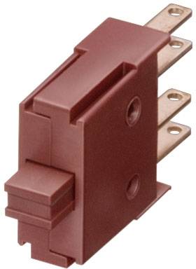 Un disjoncteur électrique rouge, tripolaire, est au centre de l'image. Il présente des connexions en cuivre et a une forme rectangulaire.
