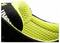 Gros plan sur une chaussure de sport avec un rembourrage intérieur respirant jaune et un matériau extérieur noir.