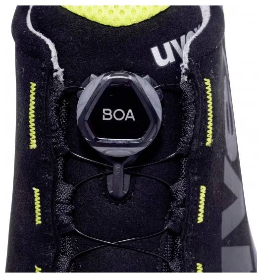 Chaussure de running noire avec des touches jaunes. Le système de laçage BOA, qui permet un ajustement précis, est au centre de l'attention.