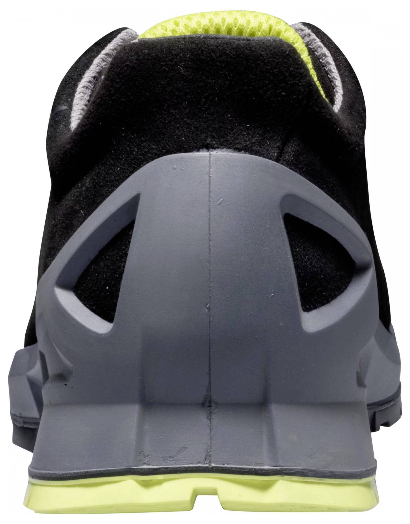 Chaussure de sport noire vue de derrière, avec des détails gris et jaunes dans la zone du talon.