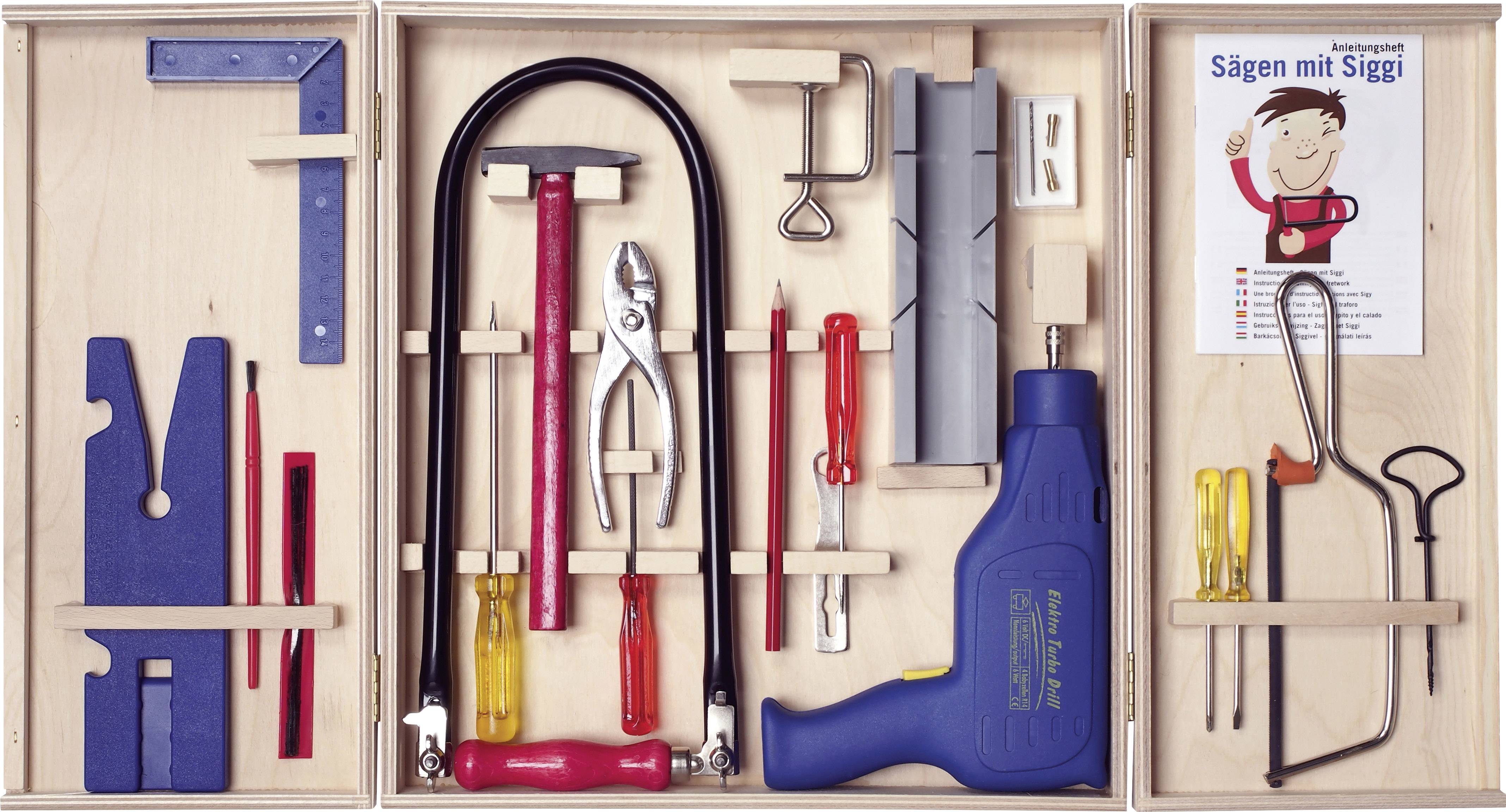 Cadre en bois avec divers outils tels que des scies, tournevis et pinces. En haut à droite, un cahier portant l'inscription 'Scier avec Siggi'.