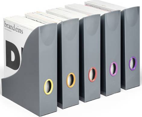 Cinq classeurs gris avec des anneaux colorés sur le côté droit sont alignés côte à côte. À gauche se trouve un magazine intitulé 'brand eins'.
