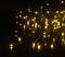 Guirlande lumineuse avec des lumières LED blanc chaud qui brillent dans un environnement sombre et créent une atmosphère chaleureuse et accueillante.