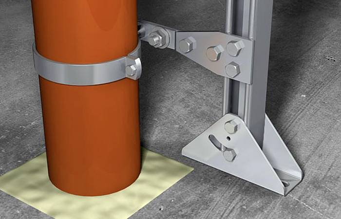 Une colonne rouge est fixée au sol avec un support métallique argenté. Le support comporte plusieurs vis et entretoises de renfort.