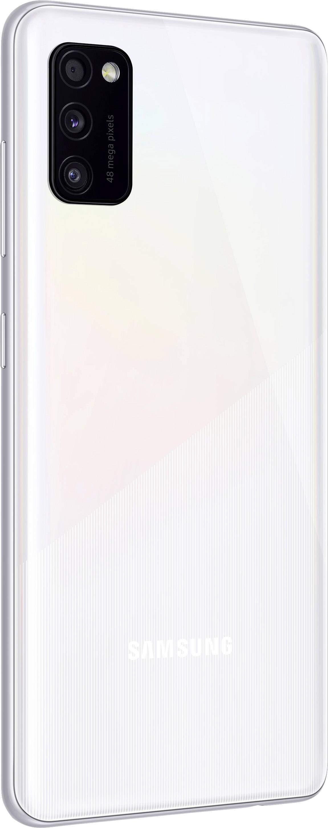 Un smartphone blanc de Samsung avec trois caméras verticales à l'arrière, marqué 'AI triple camera'.