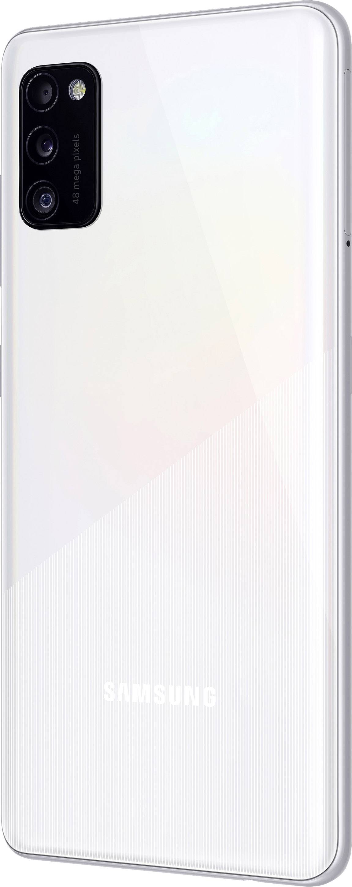 Un smartphone blanc doté de trois objectifs photo à l'arrière.