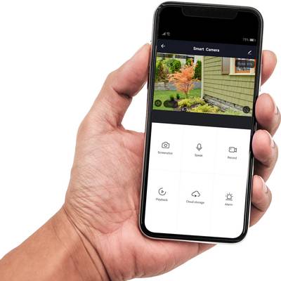 Une personne tient un smartphone affichant l'interface d'une application de caméra intelligente, avec des fonctionnalités d'enregistrement et de parole.