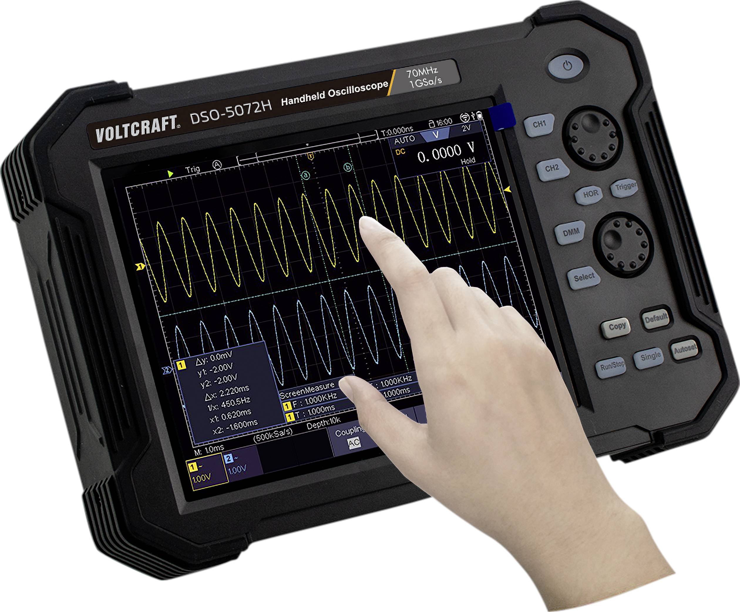 Oscilloscope portable VOLTCRAFT DSO-5072H affichant un signal sinusoïdal sur l'écran. Une main touche l'écran pour le contrôler.