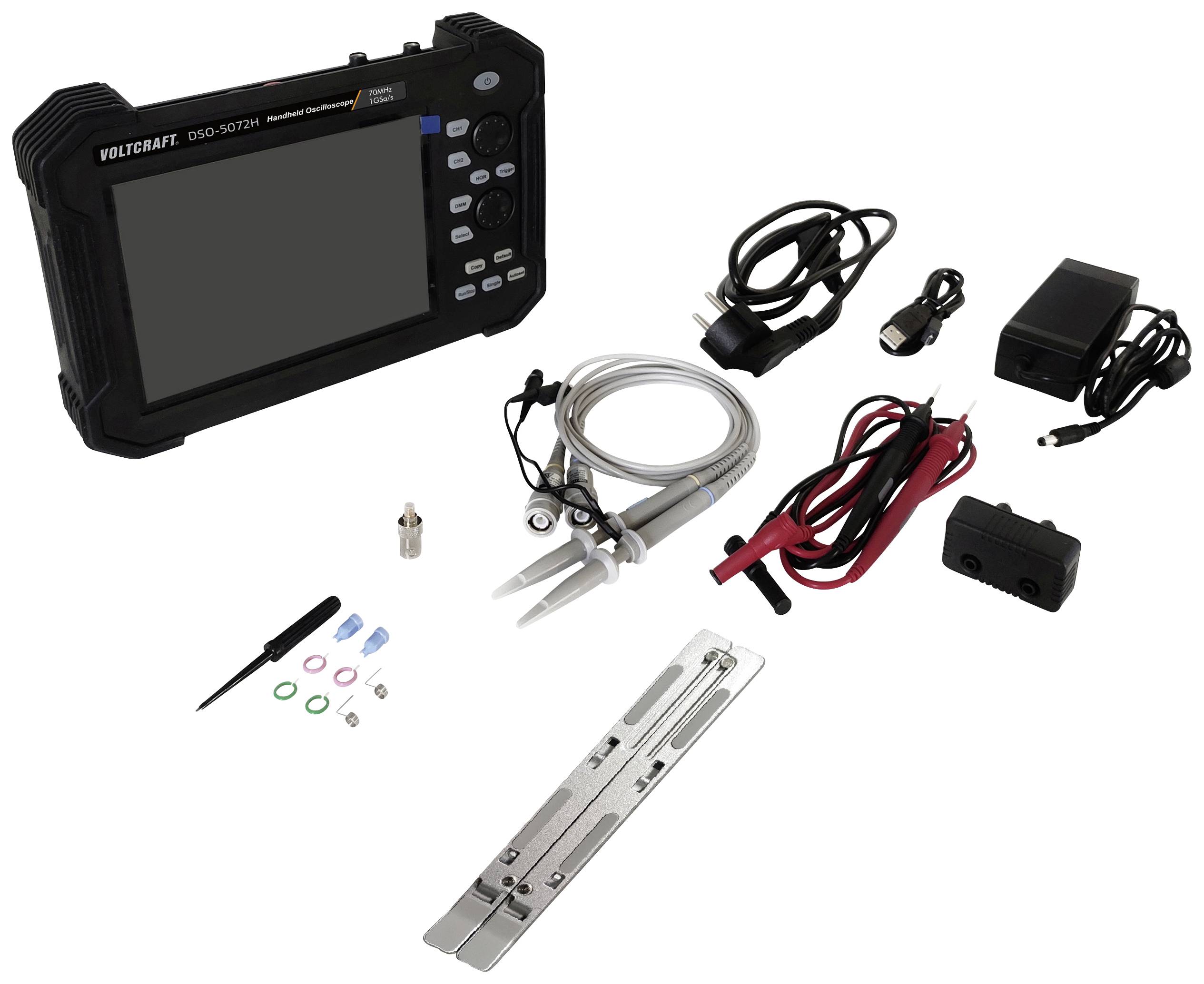 Oscilloscope portable avec accessoires, comprenant des câbles, des sondes, des adaptateurs et un chargeur, disposés sur un fond blanc.